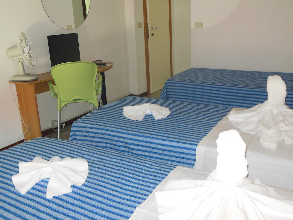 Hotel Edy リミニ エクステリア 写真