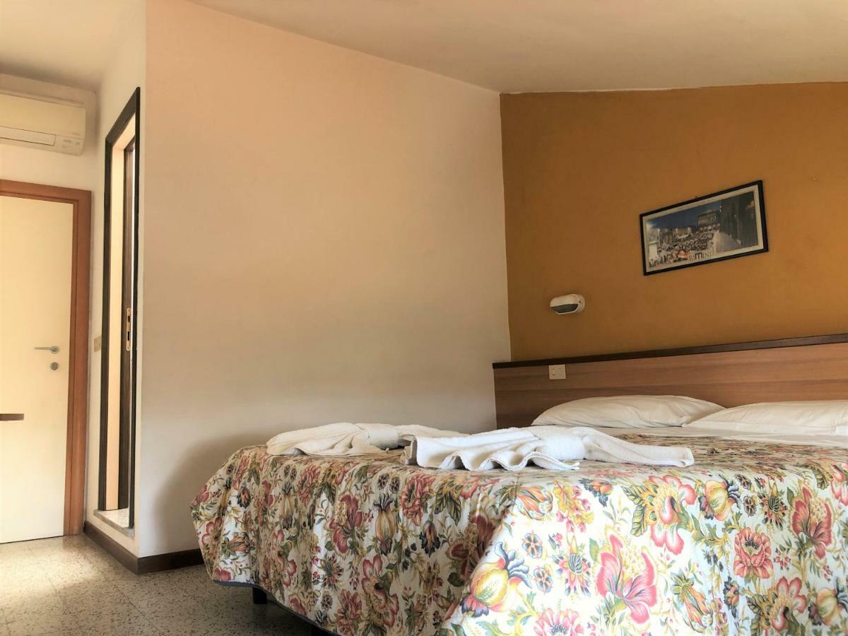 Hotel Edy リミニ エクステリア 写真