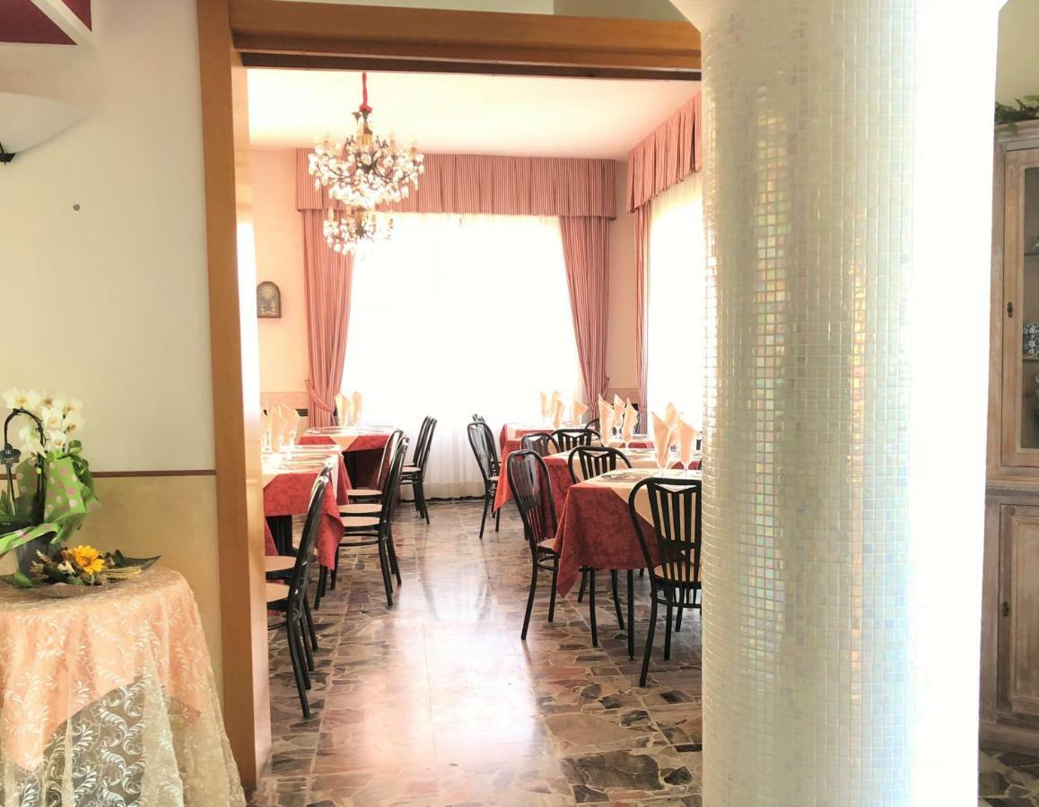 Hotel Edy リミニ エクステリア 写真