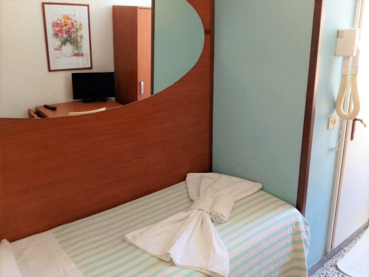 Hotel Edy リミニ エクステリア 写真